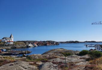 50 m till bad i centrala Sk  rhamn allows 18 year olds to book a room