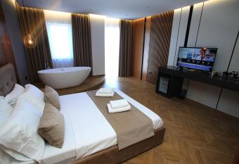 Diamond Rooms has rooms with a private hot tub