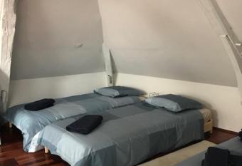 Maison Jeanne d   Arc has rooms with a private hot tub