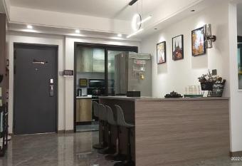 kayla                                                      3    has Smoking rooms