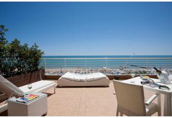 Hotel Aurora has Balcony rooms