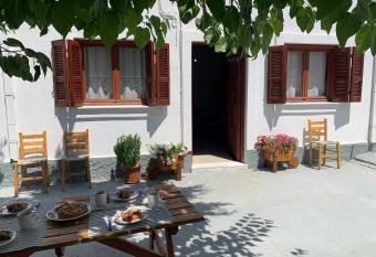 Pinio s Traditional House has Balcony rooms