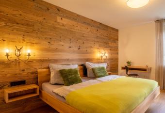 Ferienwohnung Alpenzeit allows 18 year olds to book a room