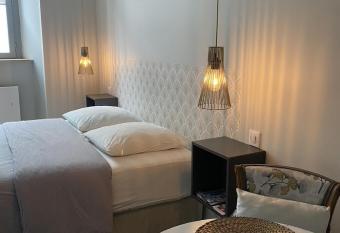 Hysope : Studio aux couleurs toutes douces ! allows 18 year olds to book a room