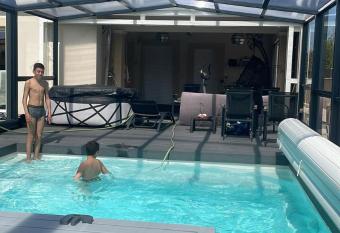 L Aurore suite de charme, clim jacuzzi, sauna, piscine chauff  e cuisine... allows 18 year olds to book a room