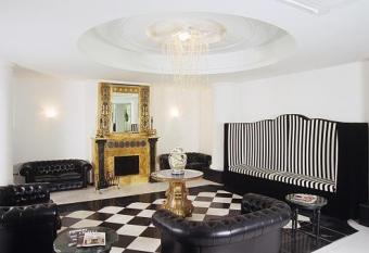 M Glamour Hotel has Balcony rooms