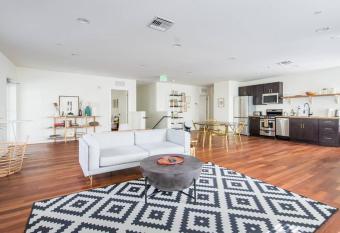 Ocean Waves 2bd2ba terrace 4 Blocks 2 Beach has Balcony rooms