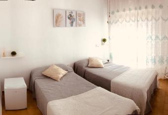 Habitaci  n playa Gand  a allows 18 year olds to book a room