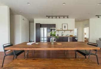 LARGE4bed2ba Sleeps 10 Pets OK 2 min walk to Beach allows 18 year olds to book a room