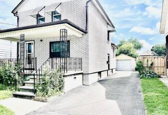 Falls House Downtown Niagara Falls Canada has Balcony rooms