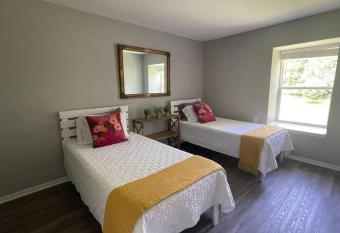 The Deannie Apt #6 - Simple and Homey 2bd w/ WiFi allows 18 year olds to book a room