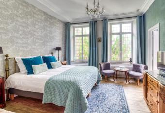 La Boulonnaise allows 18 year olds to book a room