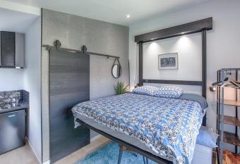 Studio NEUF avec JARDIN priv   allows 18 year olds to book a room