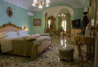 Grand Hotel La Sonrisa has rooms with a private hot tub