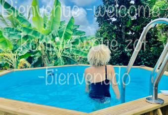 Magnifique Lodge en bois avec piscine et jardin de 800 m2 has Balcony rooms