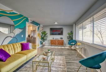 Rocksteady Retreat Tranquil Chef Black Car has Balcony rooms