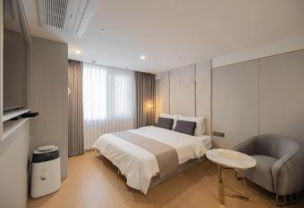                            has rooms with a private hot tub