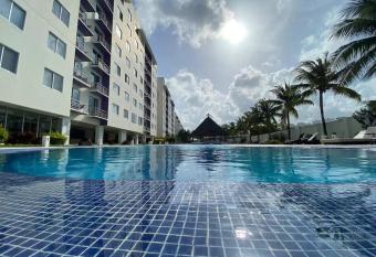 Cozy Confortable 10 min Hotel Zone 2 rooms jacuzy has rooms with a private hot tub