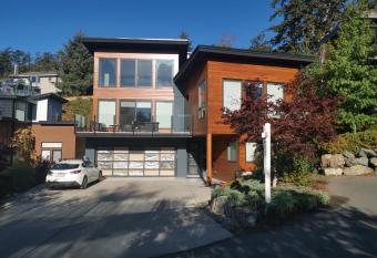 Galloping Goose B&B in Beautiful Victoria has rooms with a private hot tub