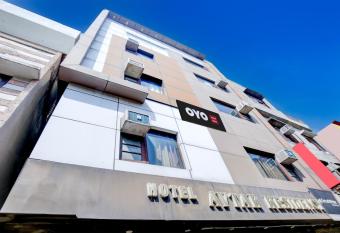 OYO 92698 Hotel Avtar allows 18 year olds to book a room