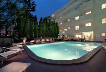 Astoria Suite Hotel has Balcony rooms