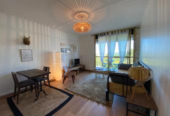 Studio   quip  e et balcon avec vue d  gag  e has Balcony rooms