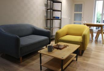 joli 2 pi  ces avec cour priv  e has Balcony rooms