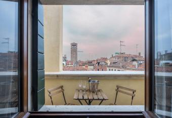 Bright Apartment On Venetian Roofs R&R has Balcony rooms