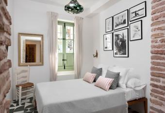 La AMARA Farah - en el casco antiguo de Frigiliana allows 18 year olds to book a room