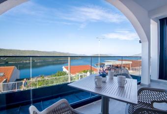 Villa Golden has Balcony rooms