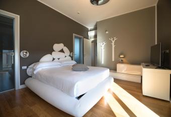 The One Hotel - Designed for Adults - Pet lovers allows 18 year olds to book a room