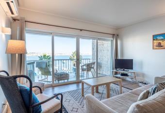 Cascais Bay Terrace ii has Balcony rooms