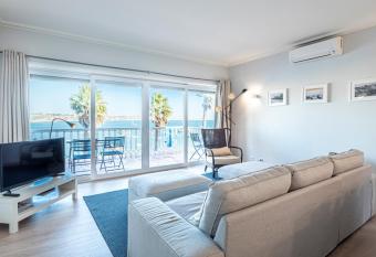 Cascais Bay Terrace I has Balcony rooms