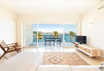 Cascais Bay Terrace iv has Balcony rooms