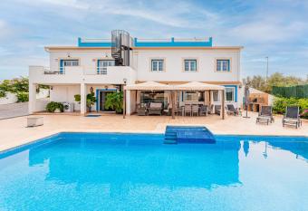 Villa Altamira has Balcony rooms