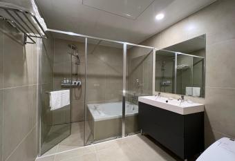 Jinhae Intercity Hotel has Balcony rooms