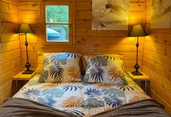 Au chalet Fleuri allows 18 year olds to book a room