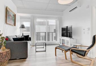 SMTH OLD SMTH NEW - Superbe Condo Nouvo St-Roch allows 18 year olds to book a room