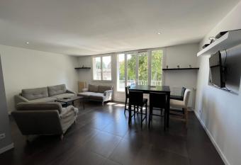 Le R  publicain #DP allows 18 year olds to book a room