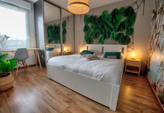     L Exotique     2 chambres     NETFLIX     has Balcony rooms