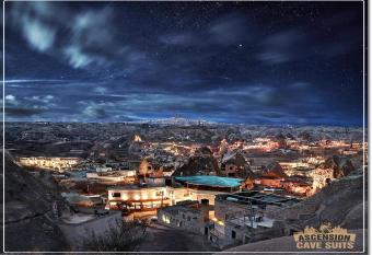 G  reme Ascension Cave Suites has rooms with a private hot tub