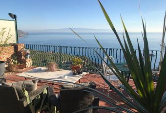 B&B La Terrazza Sul Mare Taormina has Balcony rooms