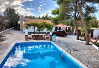 Casa de campo con piscina y barbacoa has Balcony rooms
