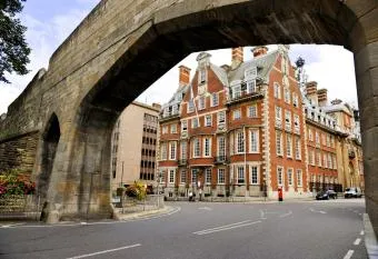 farmhouse , quirky 3/4bed period home with hot tub has rooms with a private hot tub