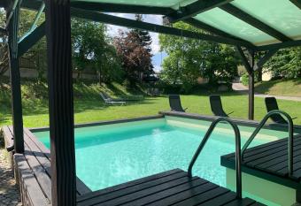 Villa mit Pool und Grillplatz in Regensburg allows 18 year olds to book a room