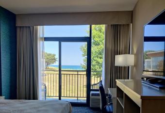 Illinois Beach Hotel has rooms with a private hot tub