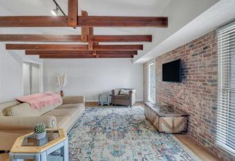 Eagle Creek Loft o Close To Shops Food Gsu has Balcony rooms