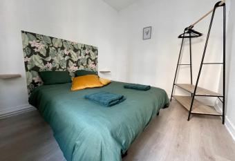 Appartement au coeur de Dunkerque allows 18 year olds to book a room