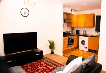 Stunning 2-bedroom holiday home home with free wifi allows 18 year olds to book a room