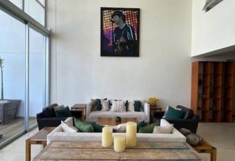 DEPARTAMENTO PENTHOUSE, TOTALMENTE AMUEBLADO. has rooms with a private hot tub